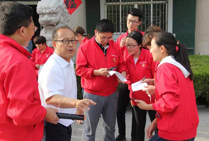 競賽組很忙，他們組織人員比賽，指定裁判，制定比賽規(guī)則